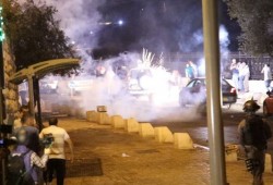 الاحتلال يواصل قمع المقدسيين ويرفض إزالة البوابات الأمنية