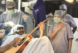 أطباء هنود يجرون عملية في الدماغ لمريض واعٍ .. يعزف على جيتار!!