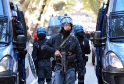 لصان بقناع ترامب يسرقان عشرات ماكينات الصراف الآلي