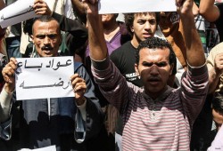 ميدل ايست مونيتور: السيسي يبيع مصر بـ «القطعة»