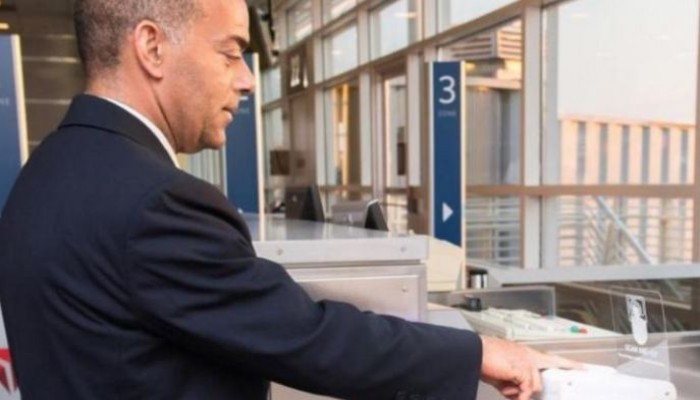 استعمال بصمات الأصابع بدلاً من تذاكر الصعود في المطارات