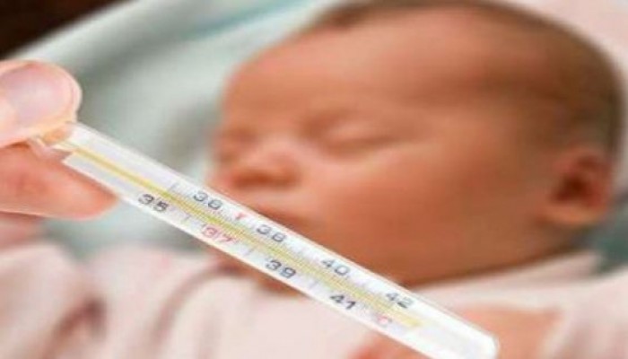 ما سبب ارتفاع حرارة الرضع في أول 3 شهور؟