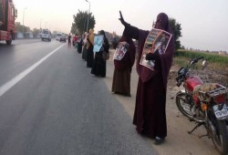 سلسلة بشرية لثوار الشرقية على طريق بلبيس الزقازيق منددة باغتيال عمر عادل عبدالباقي