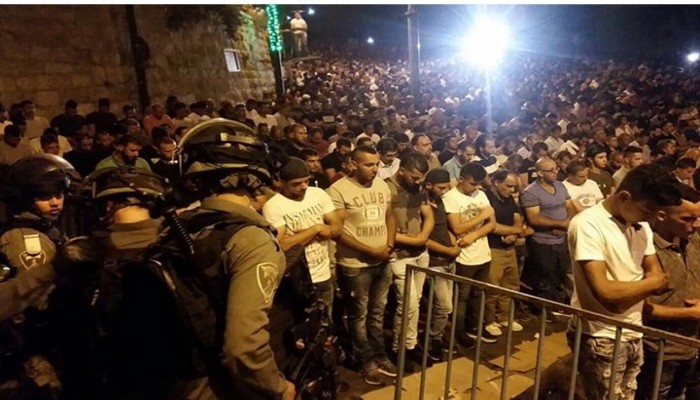 الاحتلال يقمع مصلي الأقصى مجددا وتواصل الاعتصام