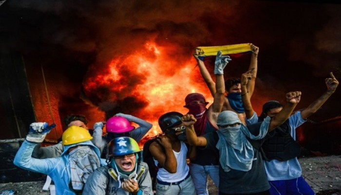 المعارضة في فنزويلا تبدأ إضرابا شاملا للضغط على مادورو