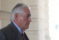 الخارجية الأميركية تنفي استقالة تيلرسون