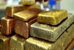 انخفاض أسعار الذهب مع صعود الدولار اليوم