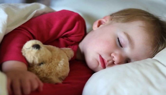 9 خطوات لتعويد طفلكِ على النوم وحده في فراشه