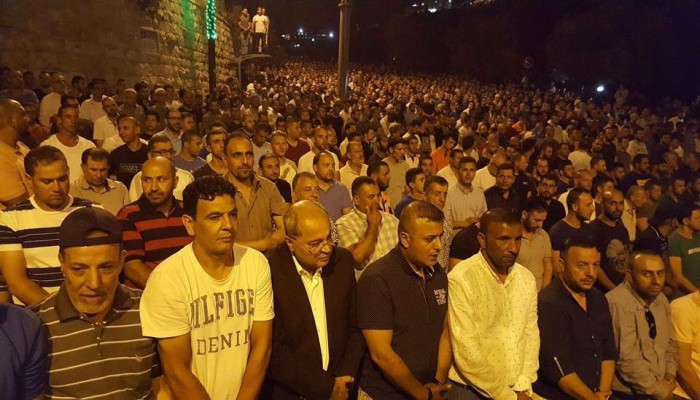 عشرات الآلاف يؤدون "العشاء" بمحيط الأقصى