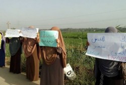 سلسلة بشرية لأهالي أم الرضا تنديدا باغتيال شرطة الانقلاب للشباب