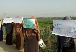 سلسلة بشرية لأهالي أم الرضا تنديدا باغتيال شرطة الانقلاب للشباب