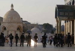 فلسطيني يصفع جنديا إسرائيليا في ساحات الأقصى