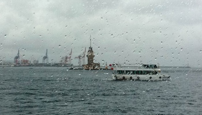 تحول مفاجئ للطقس في إسطنبول يقلب صيفها الحار إلى شتاء قارس