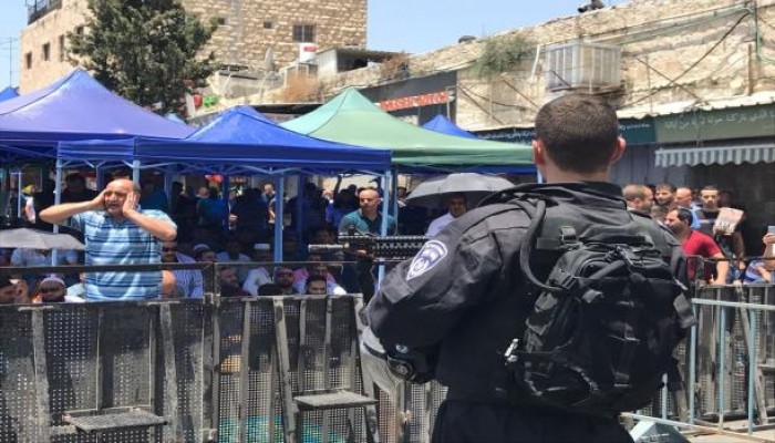 آلاف الفسطينيين يؤدون صلاة الجمعة على الحواجز بعد منعهم من دخول الأقصى