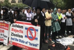 مسلمون ويهود يتظاهرون معا امام سفارة الكيان الصهيوني في واشنطن نصرة للقدس