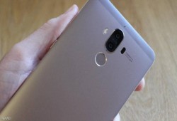 إطلاق هاتف "أقوى بكثير من آيفون 8"