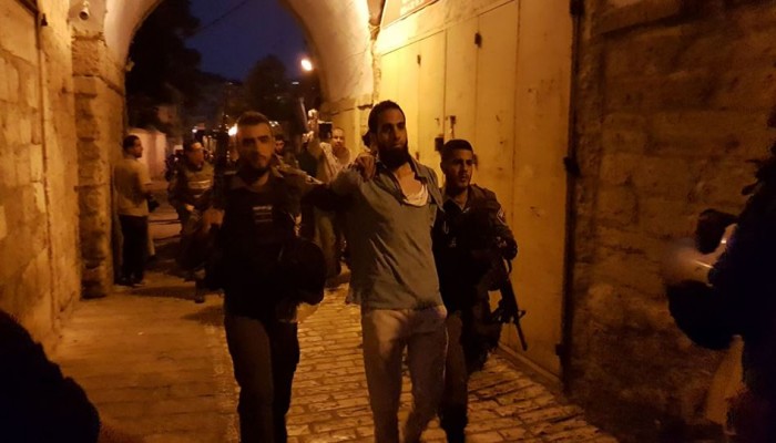 22 إصابة بعد اقتحام الاحتلال العيزرية بالقدس