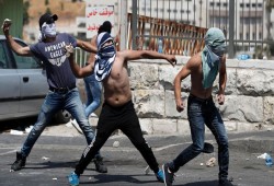 كاتب إسرائيلي: فزع بدول عربية من تحول انتفاضة الأقصى لربيع جديد