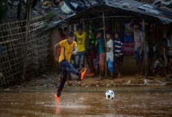 نيويورك تايمز: في مخيمات الروهينجيا للاجئين.. كرة القدم طريق الهروب من الواقع