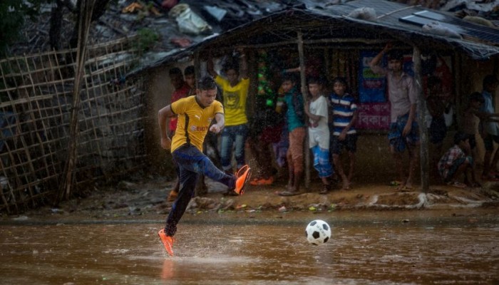 نيويورك تايمز: في مخيمات الروهينجيا للاجئين.. كرة القدم طريق الهروب من الواقع
