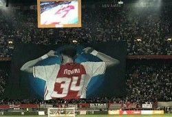 جماهير أياكس تتضامن مع لاعب أصيب بجلطة دماغية أثناء مباراة ودية