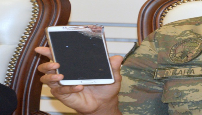 بعد تهشم جواله في هجوم إرهابي.. أردوغان يهدي جنديًا هاتفًا جديدًا