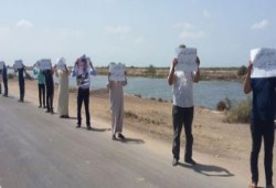 أهالي المنزلة يرفعون لافتات... " الغلابه مش لاقين"