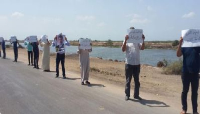أهالي المنزلة يرفعون لافتات... " الغلابه مش لاقين"