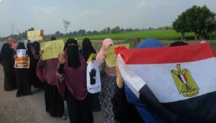 نبروه ترفع شعار .. " مستني إيه السيسي خربها "