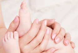 لتهدئة بكاء رضيعك اضغطي على هذه المواضع في جسمه