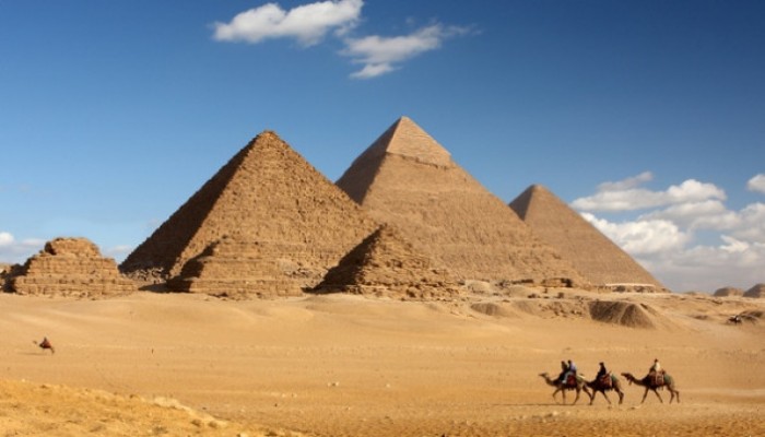 خبير آثار: حفلات جنسية في الأهرامات بعلم حكومة الانقلاب