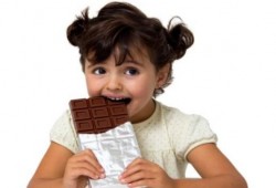 أطعمة تصيب طفلكِ بالعصبية والتوتر: احذريها