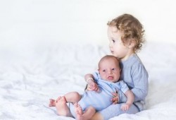 "الطفل التاني دايمًا مظلوم": هل تفعلين هذه الأشياء؟