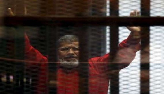 الرئيس مرسي يرفض المحاكمة الهزلية.. مؤكدا: "مازلت رئيس الجمهورية الشرعي"