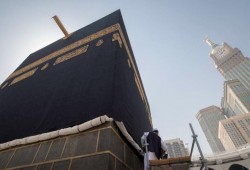 رفع الجزء السفلي من كسوة الكعبة استعدادا للحج