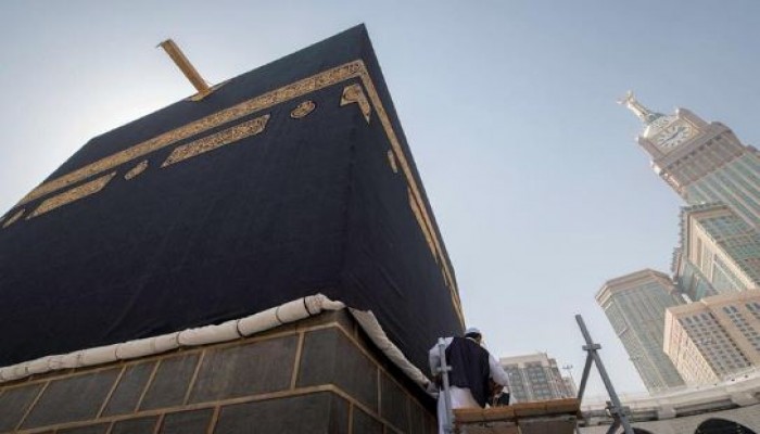 رفع الجزء السفلي من كسوة الكعبة استعدادا للحج