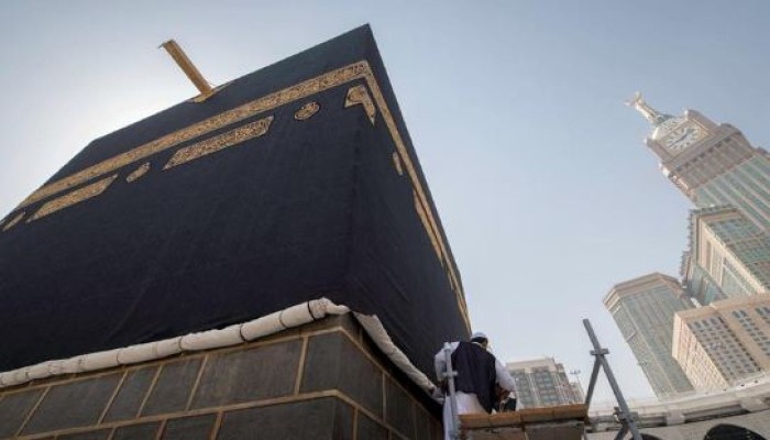 رفع الجزء السفلي من كسوة الكعبة استعدادا للحج