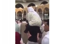 مصري يحمل أمه فوق كتفه لتتمكن من مشاهدة الكعبة لأول مرة (فيديو)
