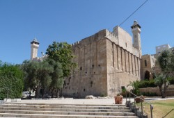 احتفالات صاخبة للمستوطنين في ساحات المسجد الإبراهيمي بالخليل