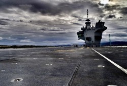 طائرة مجهولة بدون طيار تخترق أكبر سفينة حربية بالعالم وتهبط على متنها