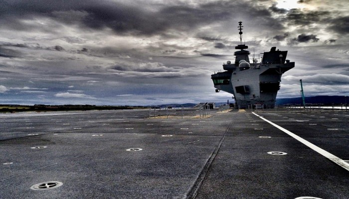 طائرة مجهولة بدون طيار تخترق أكبر سفينة حربية بالعالم وتهبط على متنها