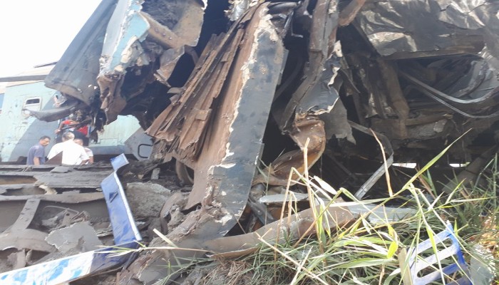 شهود عيان بقطار الإسكندرية: ركاب عربيتين كاملتين دُهسوا وأعداد الضحايا أكبر من المعلن