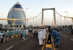السودان يغلق كافة معابره أمام حركة السيارات