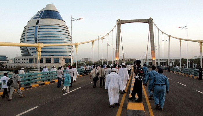 السودان يغلق كافة معابره أمام حركة السيارات