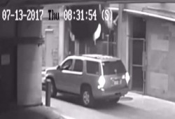 فيديو| سيدة تسقط بسيارتها من الطابق السابع!