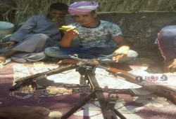 شباب قرية حدثت بها اشتباكات مسلحة بقنا يتداولون صورهم بالسلاح