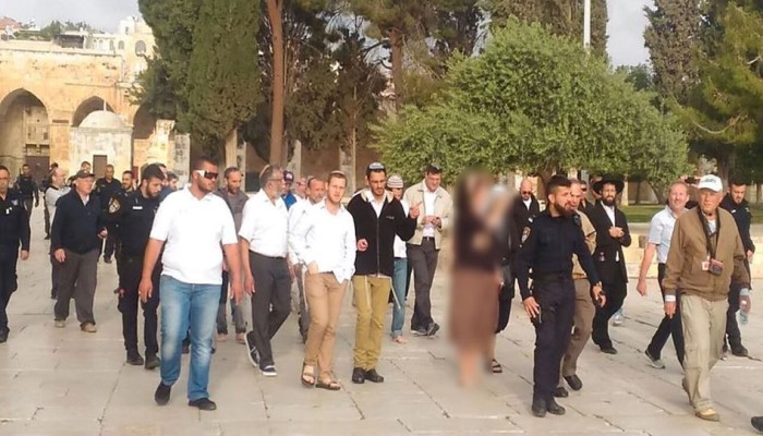 ضباط ومستوطنون يقتحمون الأقصى
