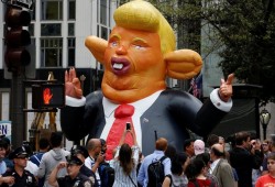 احتجاجات كبيرة أمام منزل ترامب بنيويورك تقودها رئيسة مجلس المدينة