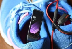 سامسونج تخطط لكشف النقاب عن Gear Fit2 Pro