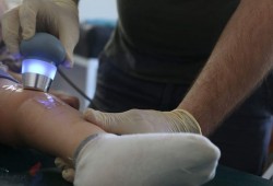 طبيب سوري خرج لجلب معدات طبية للغوطة.. فوجد نفسه بإدلب